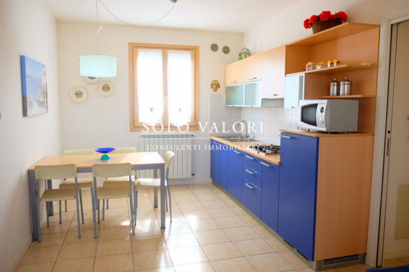 Scopri questo incantevole appartamento trilocale situato nel cuore di Jesolo, nella rinomata zona...