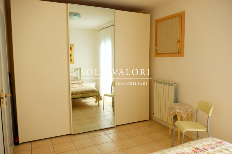 Scopri questo incantevole appartamento trilocale situato nel cuore di Jesolo, nella rinomata zona...