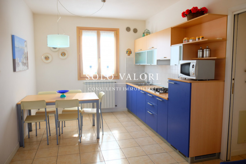 Scopri questo incantevole appartamento trilocale situato nel cuore di Jesolo, nella rinomata zona...