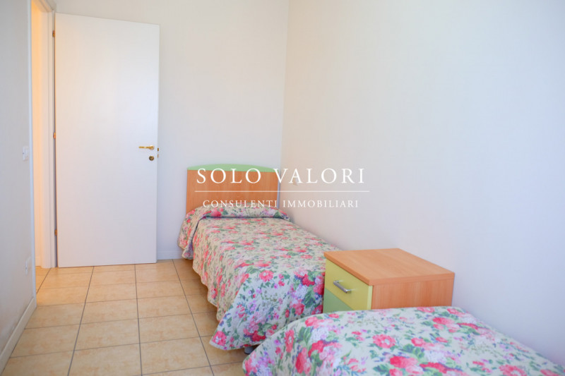 Scopri questo incantevole appartamento trilocale situato nel cuore di Jesolo, nella rinomata zona...