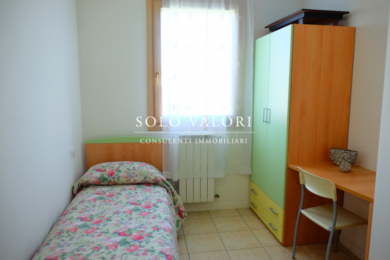 Scopri questo incantevole appartamento trilocale situato nel cuore di Jesolo, nella rinomata zona...