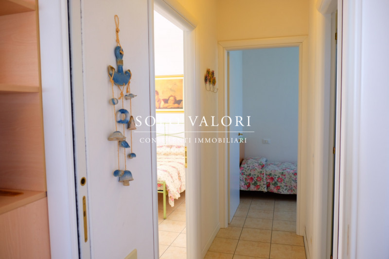 Scopri questo incantevole appartamento trilocale situato nel cuore di Jesolo, nella rinomata zona...