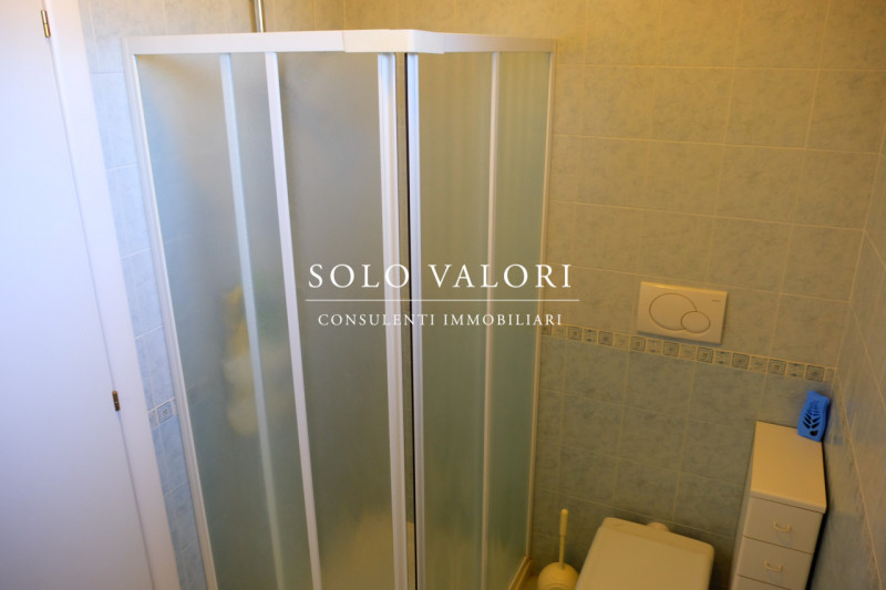 Scopri questo incantevole appartamento trilocale situato nel cuore di Jesolo, nella rinomata zona...