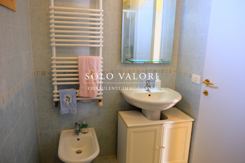 Scopri questo incantevole appartamento trilocale situato nel cuore di Jesolo, nella rinomata zona...