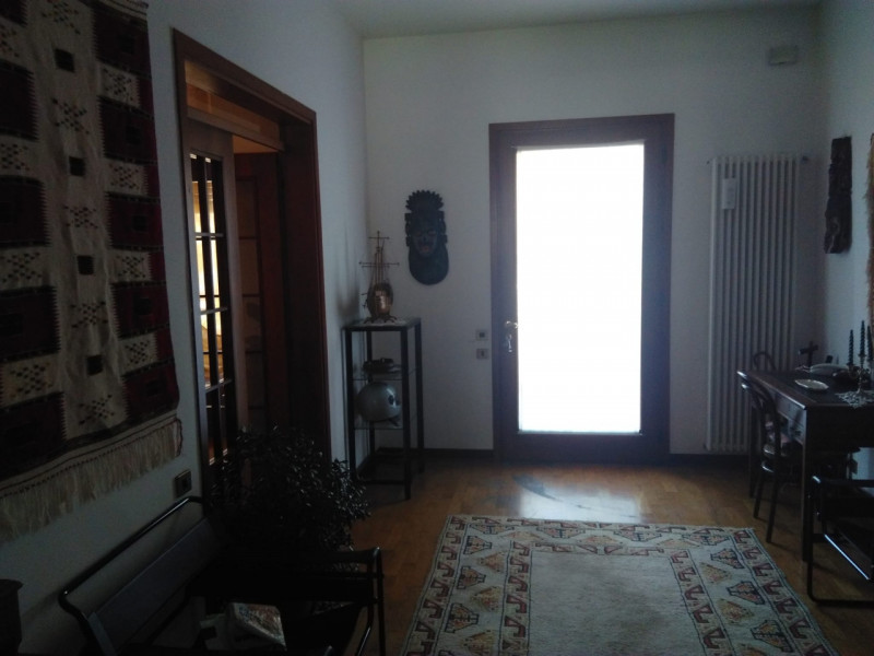 Casa singola a fine strada su due livelli da ristrutturare circondata da giardino. Composta da sp...