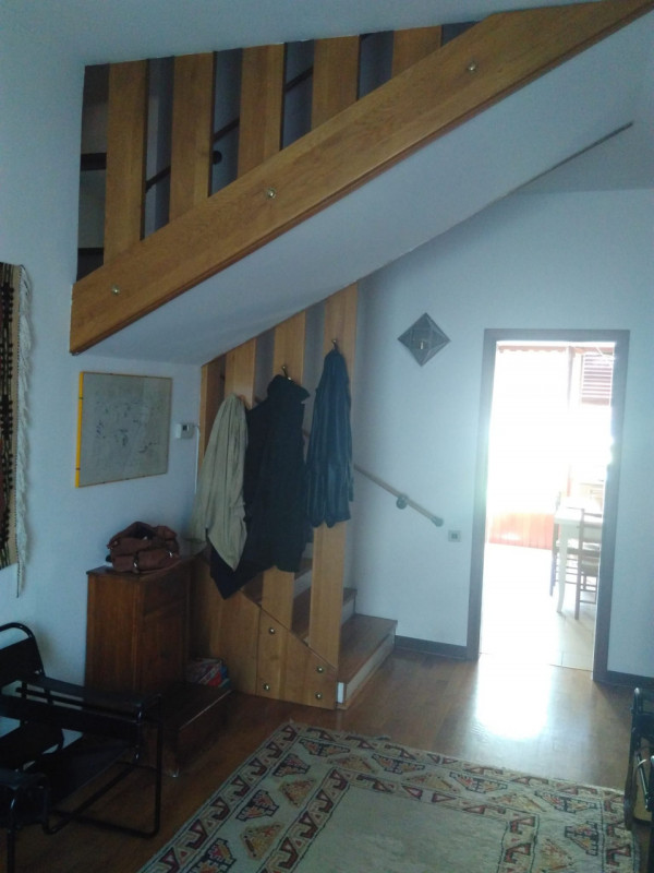 Casa singola a fine strada su due livelli da ristrutturare circondata da giardino. Composta da sp...