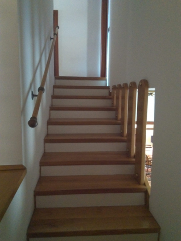 Casa singola a fine strada su due livelli da ristrutturare circondata da giardino. Composta da sp...