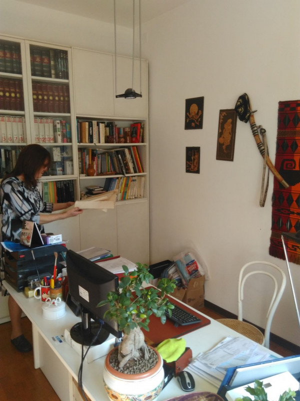 Casa singola a fine strada su due livelli da ristrutturare circondata da giardino. Composta da sp...