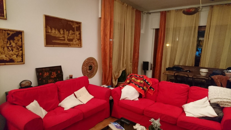 Casa singola a fine strada su due livelli da ristrutturare circondata da giardino. Composta da sp...