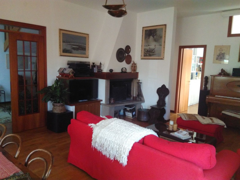 Casa singola a fine strada su due livelli da ristrutturare circondata da giardino. Composta da sp...