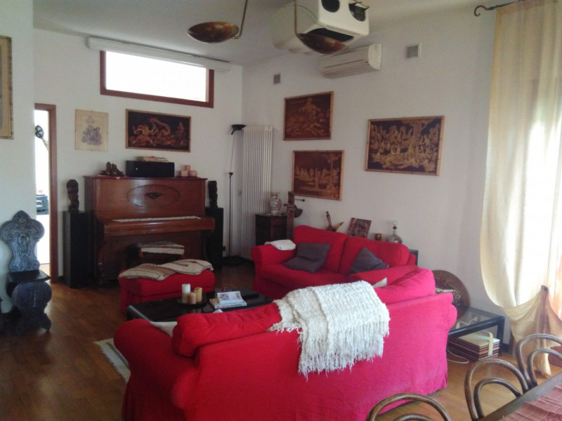 Casa singola a fine strada su due livelli da ristrutturare circondata da giardino. Composta da sp...