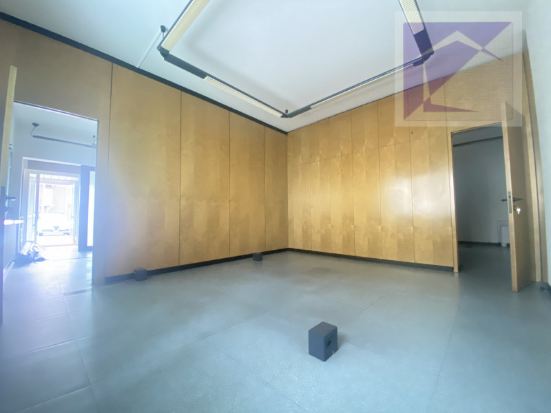 Se stai cercando un'opportunità unica per avviare la tua attività o trasferire il tuo ufficio, no...