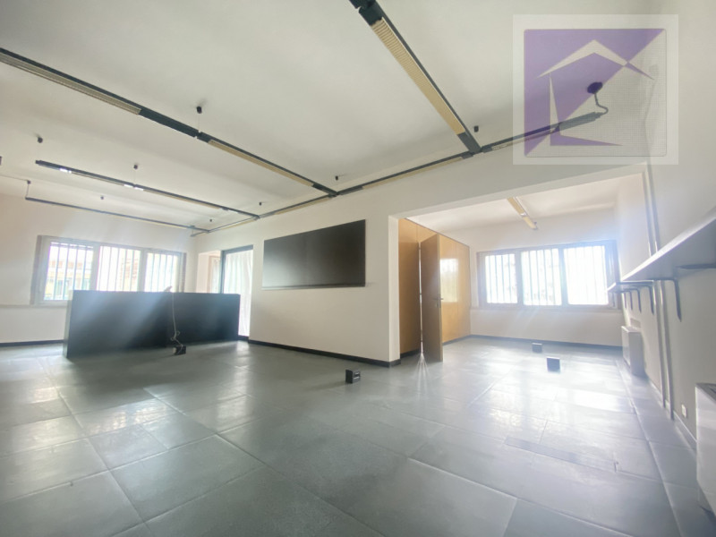 Se stai cercando un'opportunità unica per avviare la tua attività o trasferire il tuo ufficio, no...