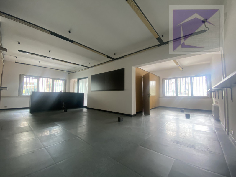 Se stai cercando un'opportunità unica per avviare la tua attività o trasferire il tuo ufficio, no...