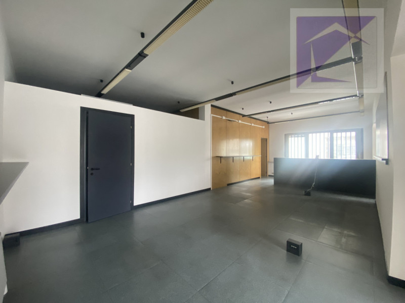 Se stai cercando un'opportunità unica per avviare la tua attività o trasferire il tuo ufficio, no...