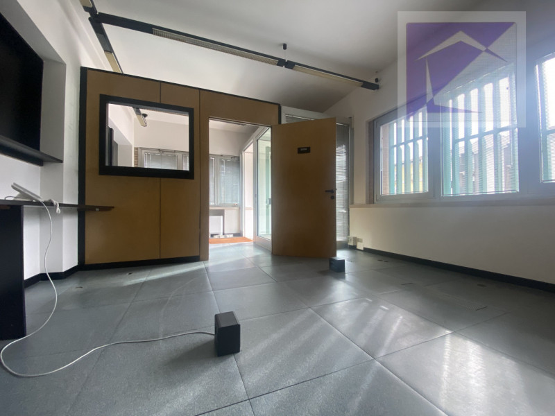 Se stai cercando un'opportunità unica per avviare la tua attività o trasferire il tuo ufficio, no...