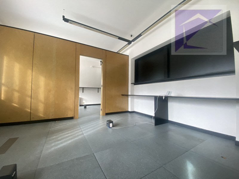 Se stai cercando un'opportunità unica per avviare la tua attività o trasferire il tuo ufficio, no...