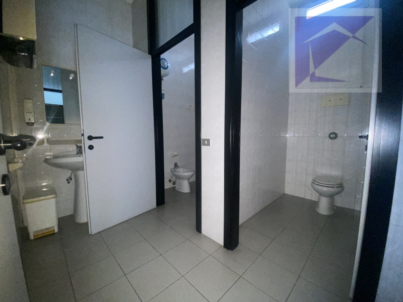 Se stai cercando un'opportunità unica per avviare la tua attività o trasferire il tuo ufficio, no...