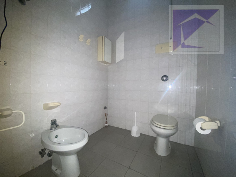 Se stai cercando un'opportunità unica per avviare la tua attività o trasferire il tuo ufficio, no...