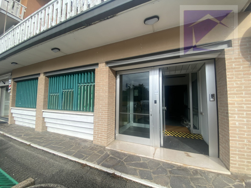 Se stai cercando un'opportunità unica per avviare la tua attività o trasferire il tuo ufficio, no...