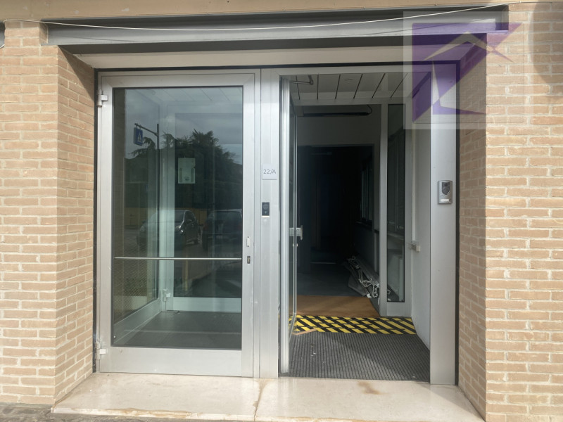 Se stai cercando un'opportunità unica per avviare la tua attività o trasferire il tuo ufficio, no...