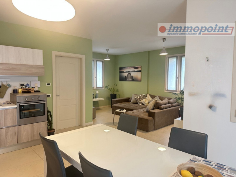 In zona centrale di Rosà, elegante porzione di bifamiliare ideale per chi cerca comfort, indipend...