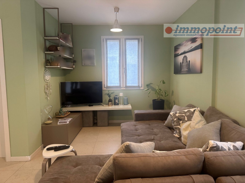 In zona centrale di Rosà, elegante porzione di bifamiliare ideale per chi cerca comfort, indipend...