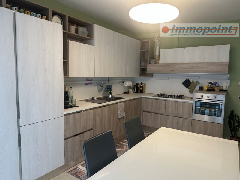 In zona centrale di Rosà, elegante porzione di bifamiliare ideale per chi cerca comfort, indipend...