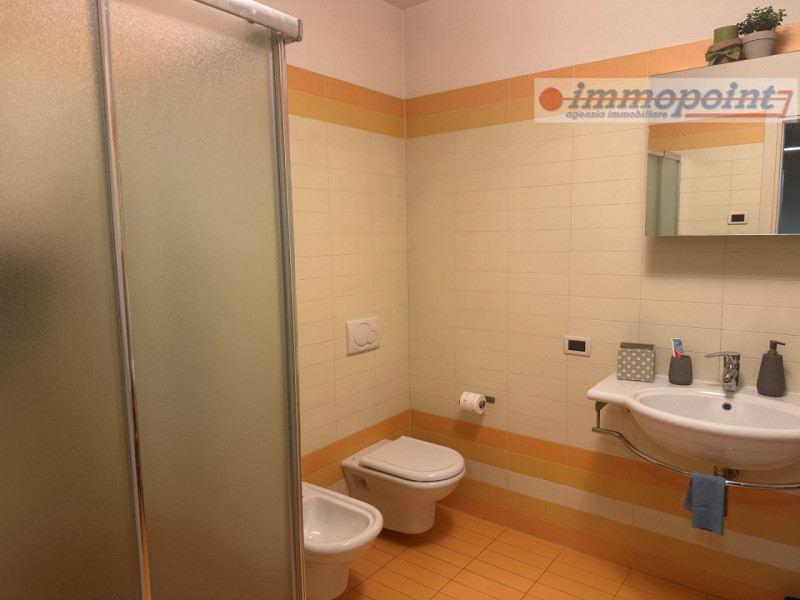 In zona centrale di Rosà, elegante porzione di bifamiliare ideale per chi cerca comfort, indipend...