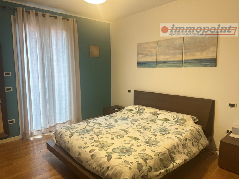 In zona centrale di Rosà, elegante porzione di bifamiliare ideale per chi cerca comfort, indipend...