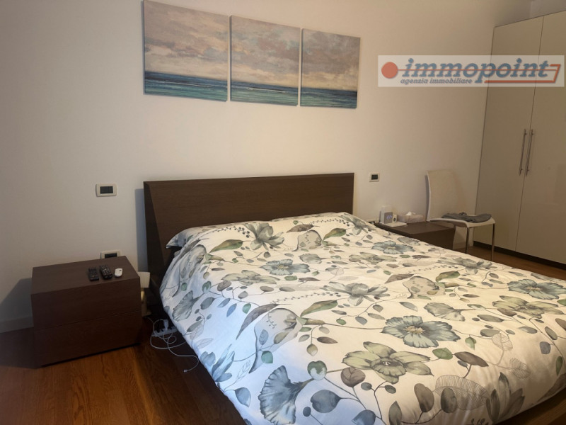 In zona centrale di Rosà, elegante porzione di bifamiliare ideale per chi cerca comfort, indipend...