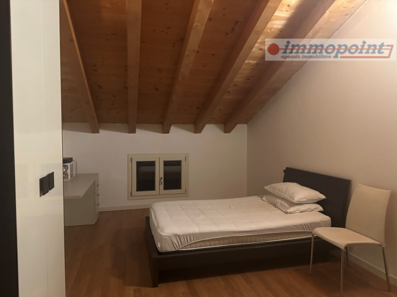 In zona centrale di Rosà, elegante porzione di bifamiliare ideale per chi cerca comfort, indipend...