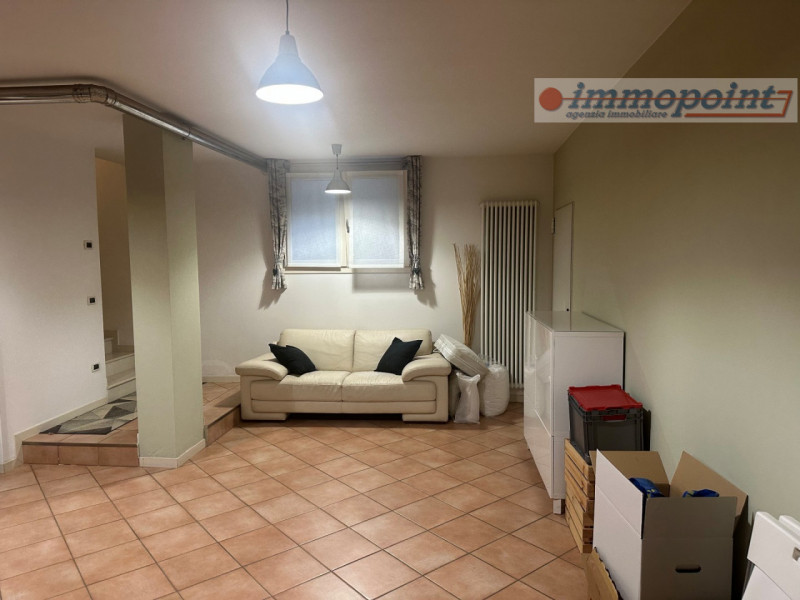 In zona centrale di Rosà, elegante porzione di bifamiliare ideale per chi cerca comfort, indipend...