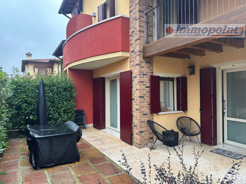 In zona centrale di Rosà, elegante porzione di bifamiliare ideale per chi cerca comfort, indipend...