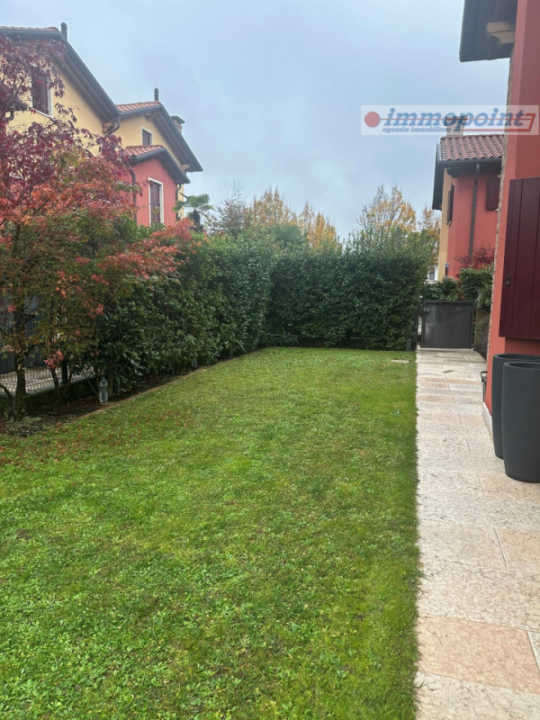 In zona centrale di Rosà, elegante porzione di bifamiliare ideale per chi cerca comfort, indipend...