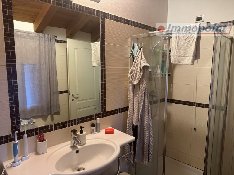 In zona centrale di Rosà, elegante porzione di bifamiliare ideale per chi cerca comfort, indipend...