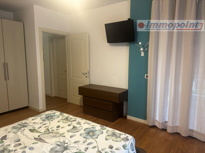 In zona centrale di Rosà, elegante porzione di bifamiliare ideale per chi cerca comfort, indipend...