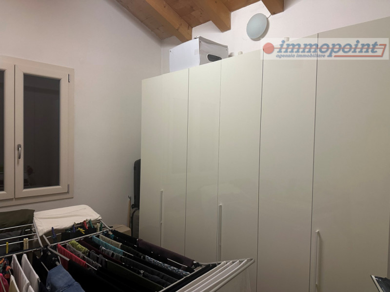 In zona centrale di Rosà, elegante porzione di bifamiliare ideale per chi cerca comfort, indipend...