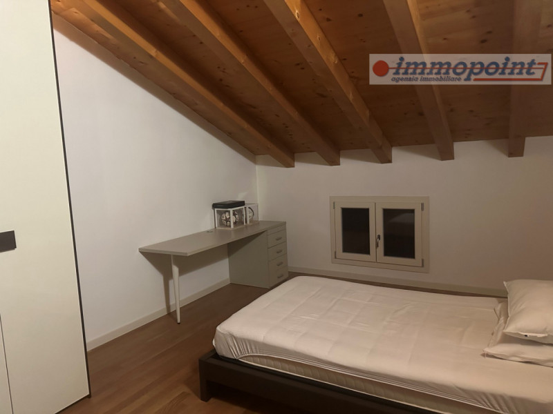 In zona centrale di Rosà, elegante porzione di bifamiliare ideale per chi cerca comfort, indipend...