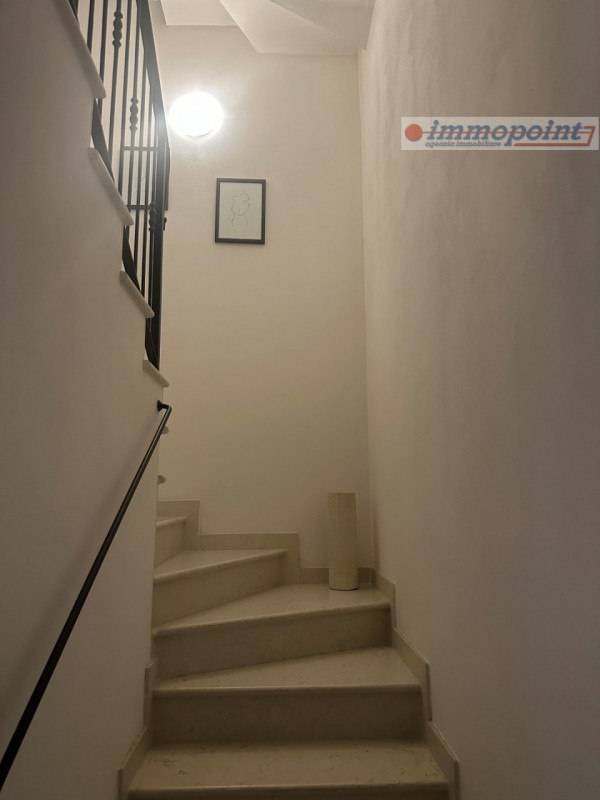 In zona centrale di Rosà, elegante porzione di bifamiliare ideale per chi cerca comfort, indipend...