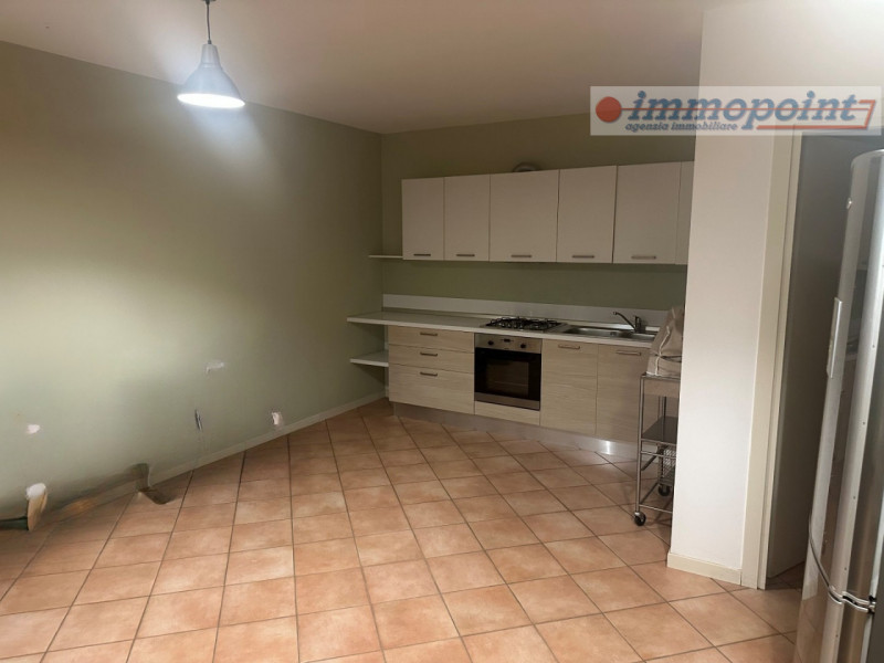 In zona centrale di Rosà, elegante porzione di bifamiliare ideale per chi cerca comfort, indipend...