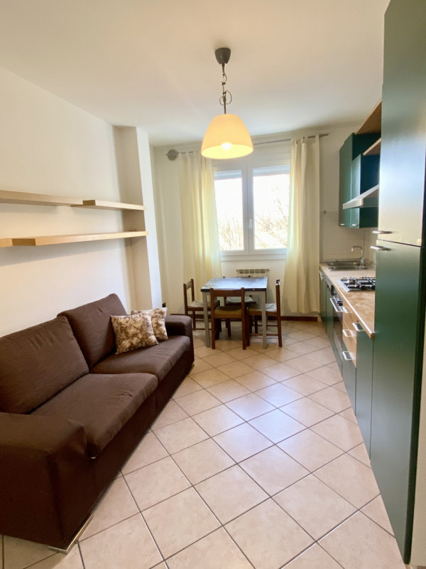 Nel centro di Resana proponiamo in vendita un appartamento bilocale arredato di cucina, con garag...