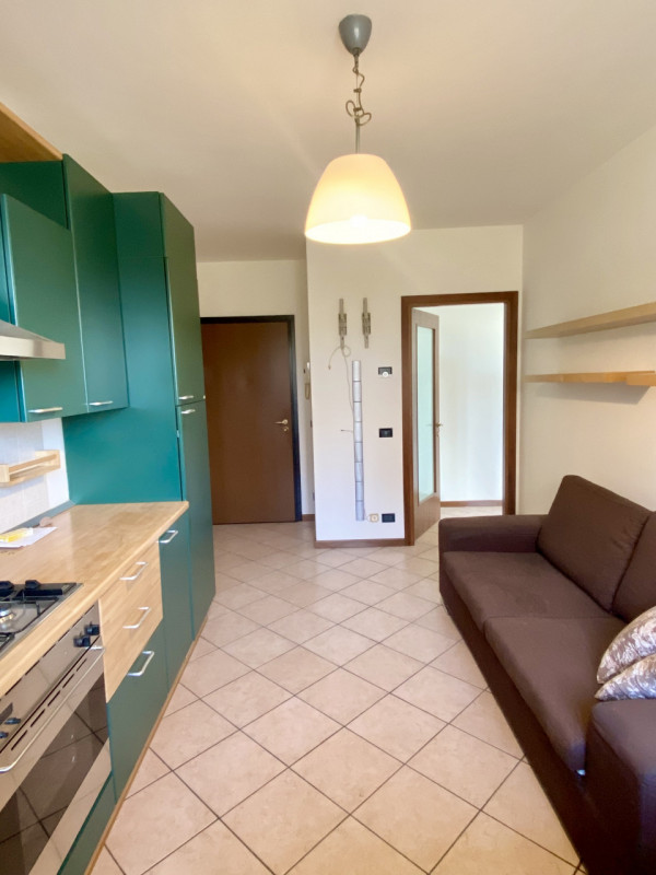 Nel centro di Resana proponiamo in vendita un appartamento bilocale arredato di cucina, con garag...