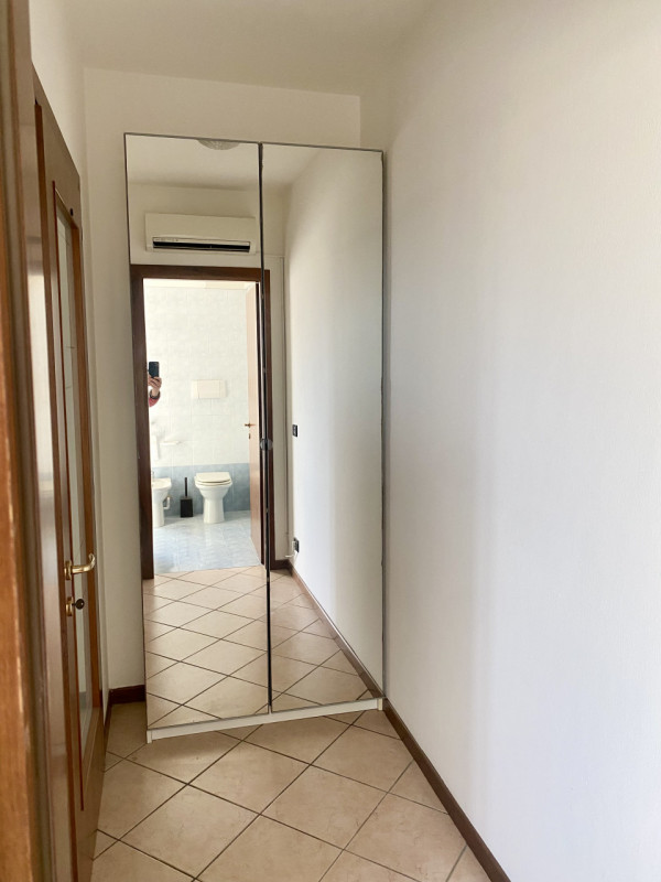 Nel centro di Resana proponiamo in vendita un appartamento bilocale arredato di cucina, con garag...