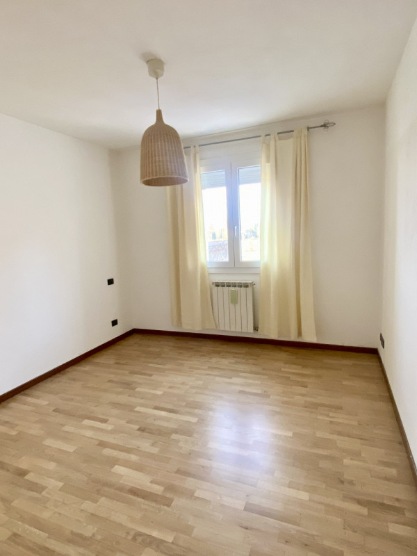 Nel centro di Resana proponiamo in vendita un appartamento bilocale arredato di cucina, con garag...