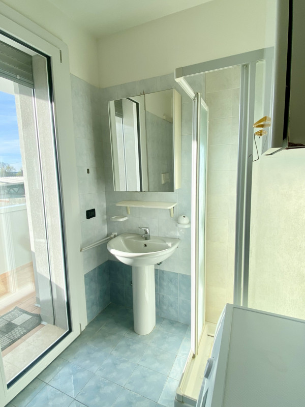 Nel centro di Resana proponiamo in vendita un appartamento bilocale arredato di cucina, con garag...