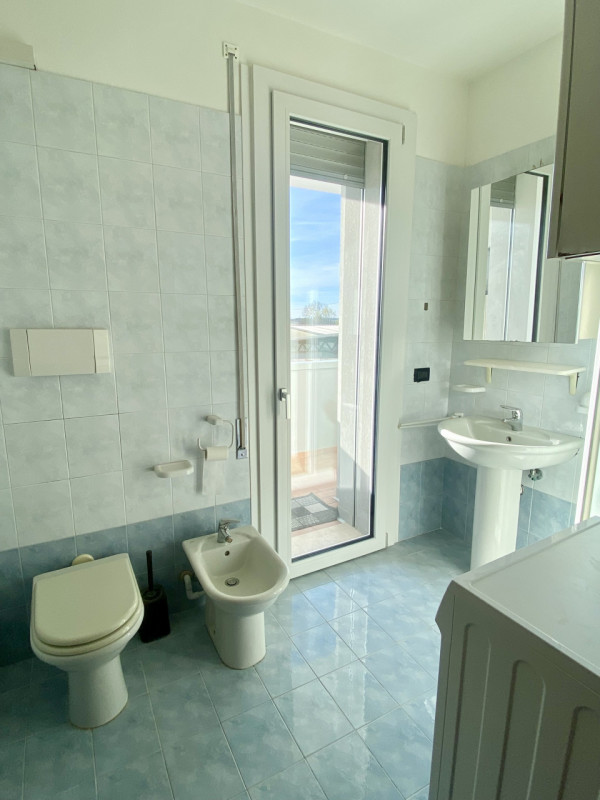 Nel centro di Resana proponiamo in vendita un appartamento bilocale arredato di cucina, con garag...