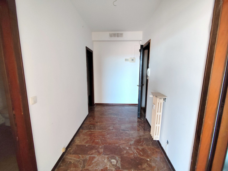 AMPIO 2 CAMERE ZONA PALESTRO €.229.000 - rif.LM013

Proponiamo un ampio e luminoso appartamento d...