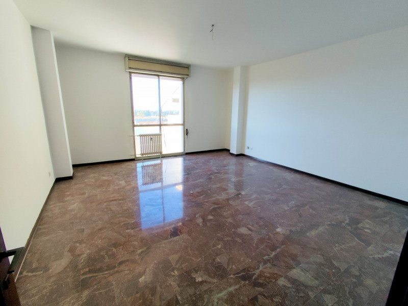 AMPIO 2 CAMERE ZONA PALESTRO €.229.000 - rif.LM013

Proponiamo un ampio e luminoso appartamento d...