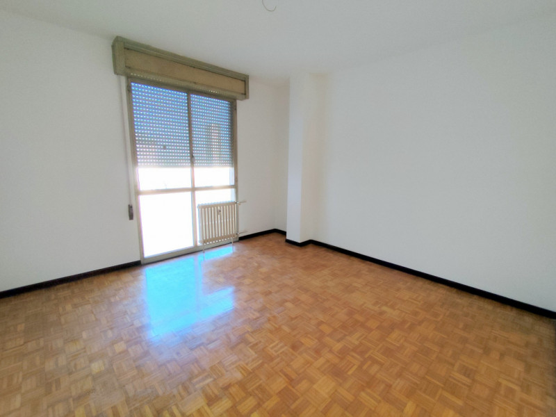 AMPIO 2 CAMERE ZONA PALESTRO €.229.000 - rif.LM013

Proponiamo un ampio e luminoso appartamento d...